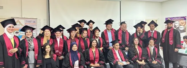 Une promotion de lauréates et lauréats de l'Institut Al Kafaat en toge et toque