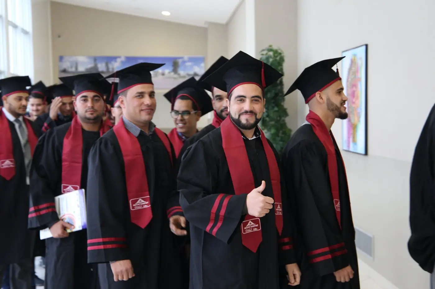 Lauréats de l'Institut Al Kafaat en toge le jour de la remise des diplômes