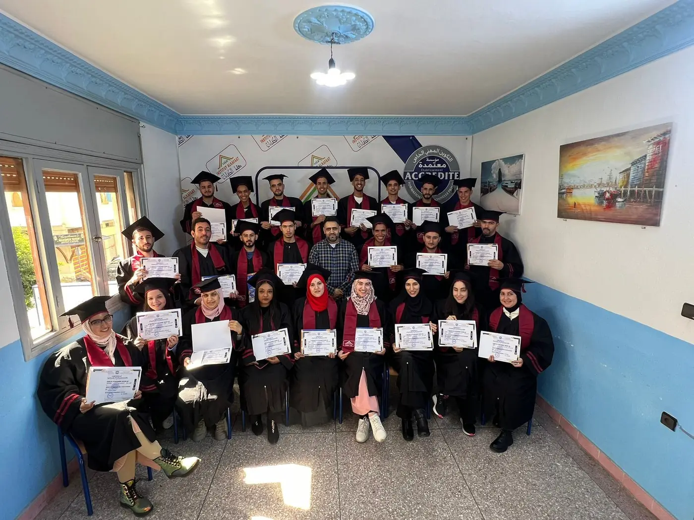 Une promotion de lauréats pose avec ses certificats