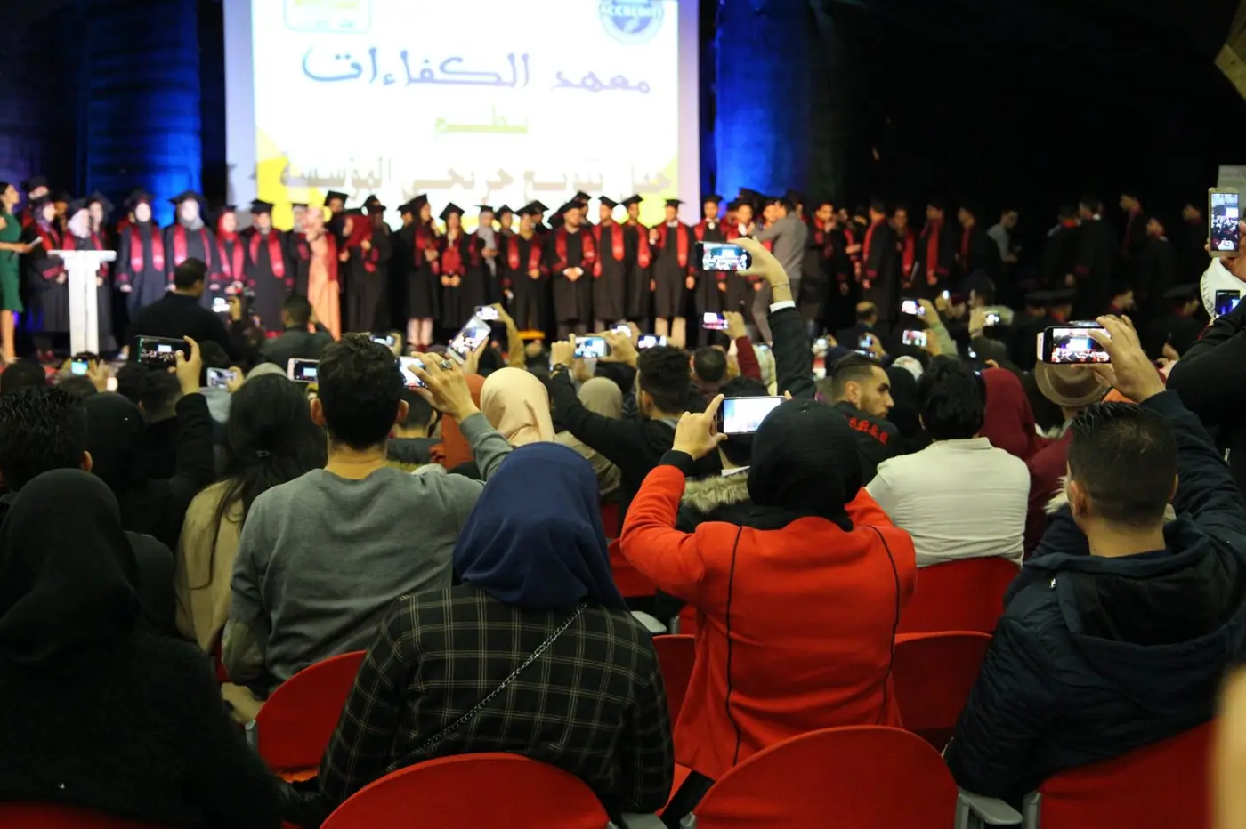 Familles qui filment la cérémonie de remise des diplômes