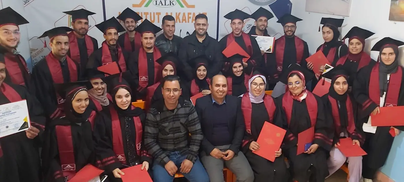 فوج من الخريجين مع الفريق البيداغوجي